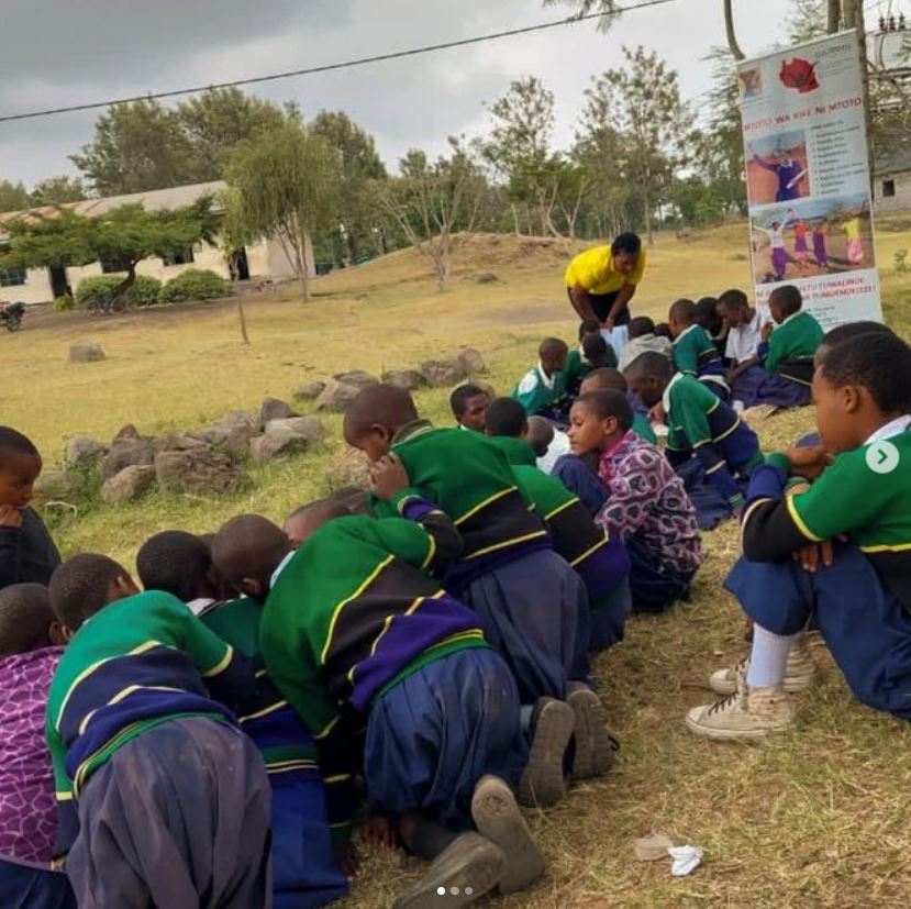 À Carrefour International, la prévention est au cœur de notre mission. Avec nos partenaires locaux en Afrique subsaharienne, nous investissons dans des programmes qui autonomisent les filles, forment les garçons à devenir des alliés, renforcent les organisations féministes, soutiennent les survivantes et transforment les normes sociales qui perpétuent les violences.